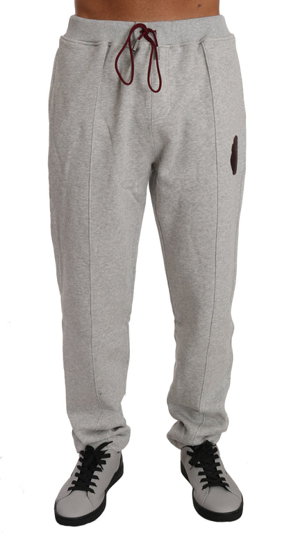Conjunto elegante de chándal gris con capucha
