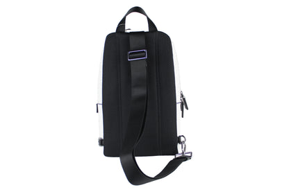 Mochila bandolera mediana de PVC blanca con la firma Cooper
