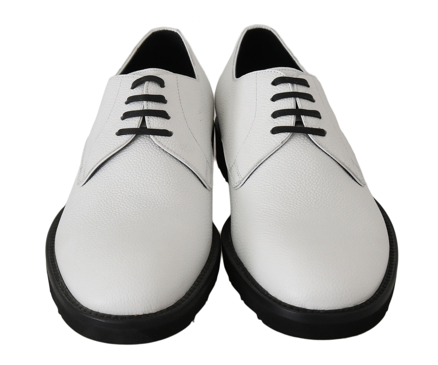 Elegantes zapatos formales de cuero blanco