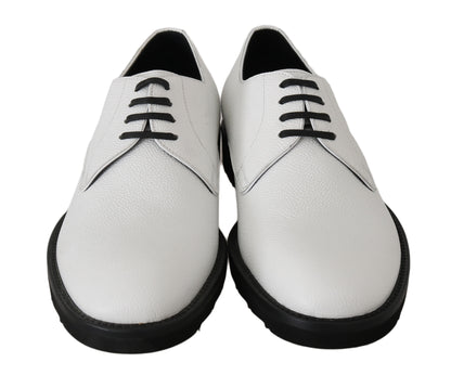 Elegantes zapatos formales de cuero blanco