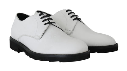 Elegantes zapatos formales de cuero blanco