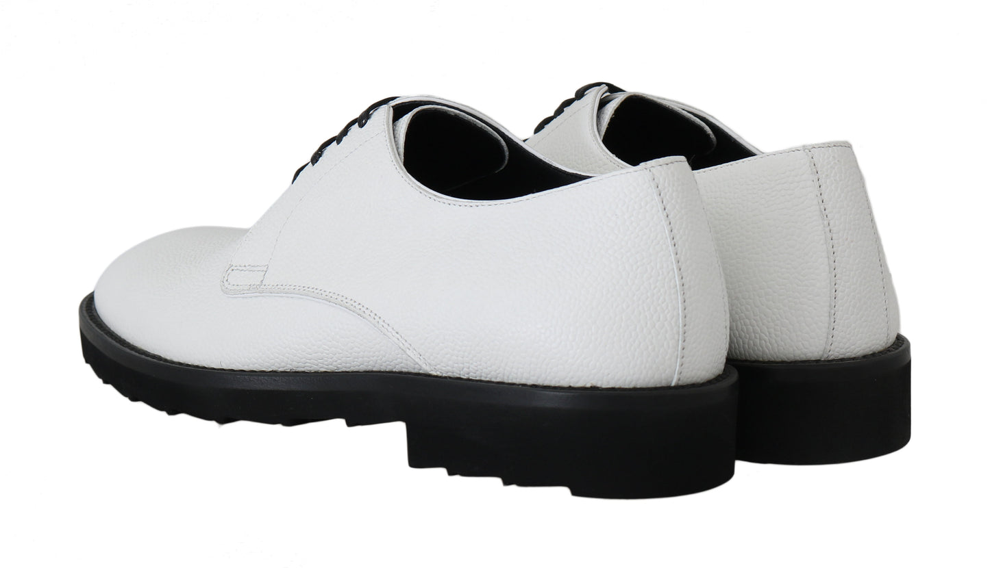 Elegantes zapatos formales de cuero blanco