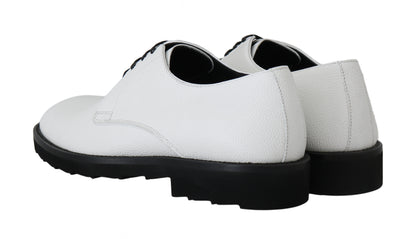 Elegantes zapatos formales de cuero blanco