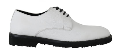 Elegantes zapatos formales de cuero blanco