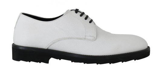 Elegantes zapatos formales de cuero blanco
