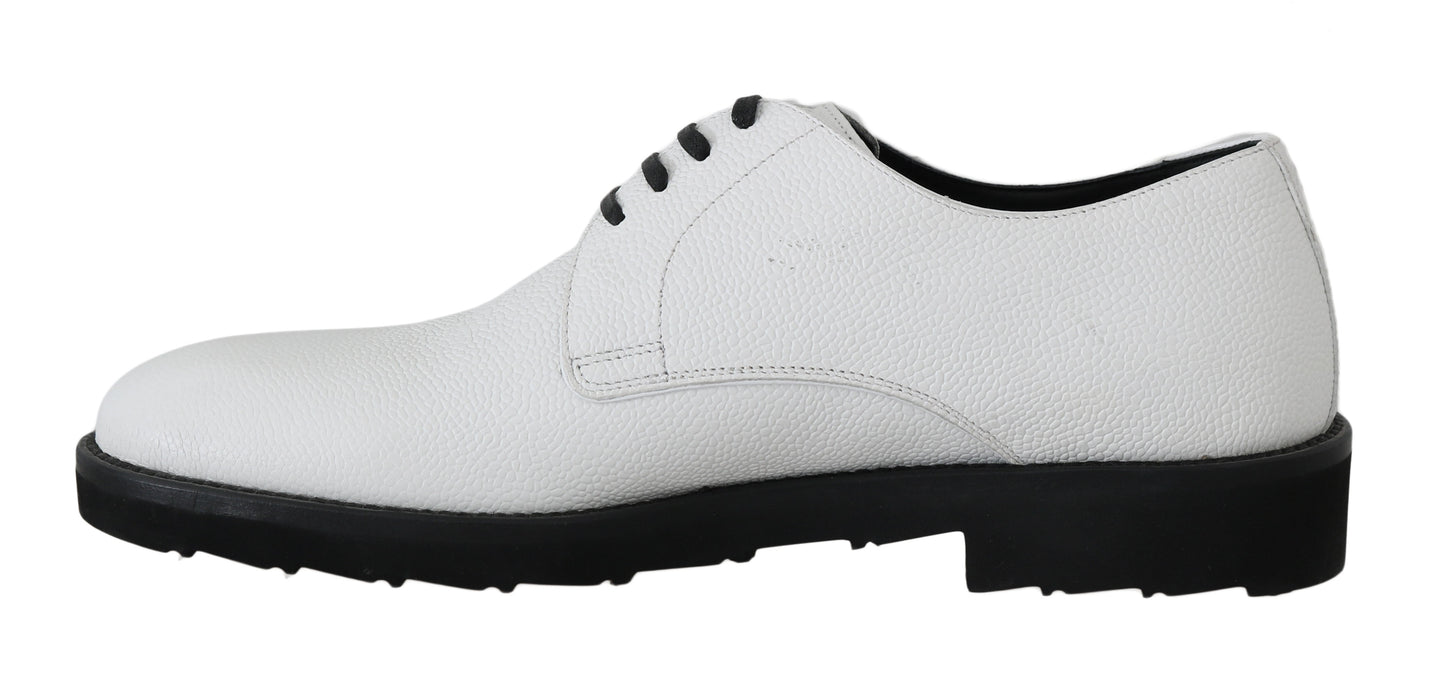 Elegantes zapatos formales de cuero blanco