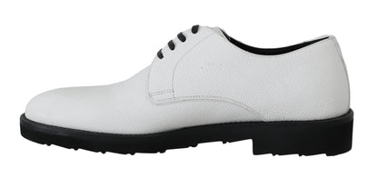 Elegantes zapatos formales de cuero blanco