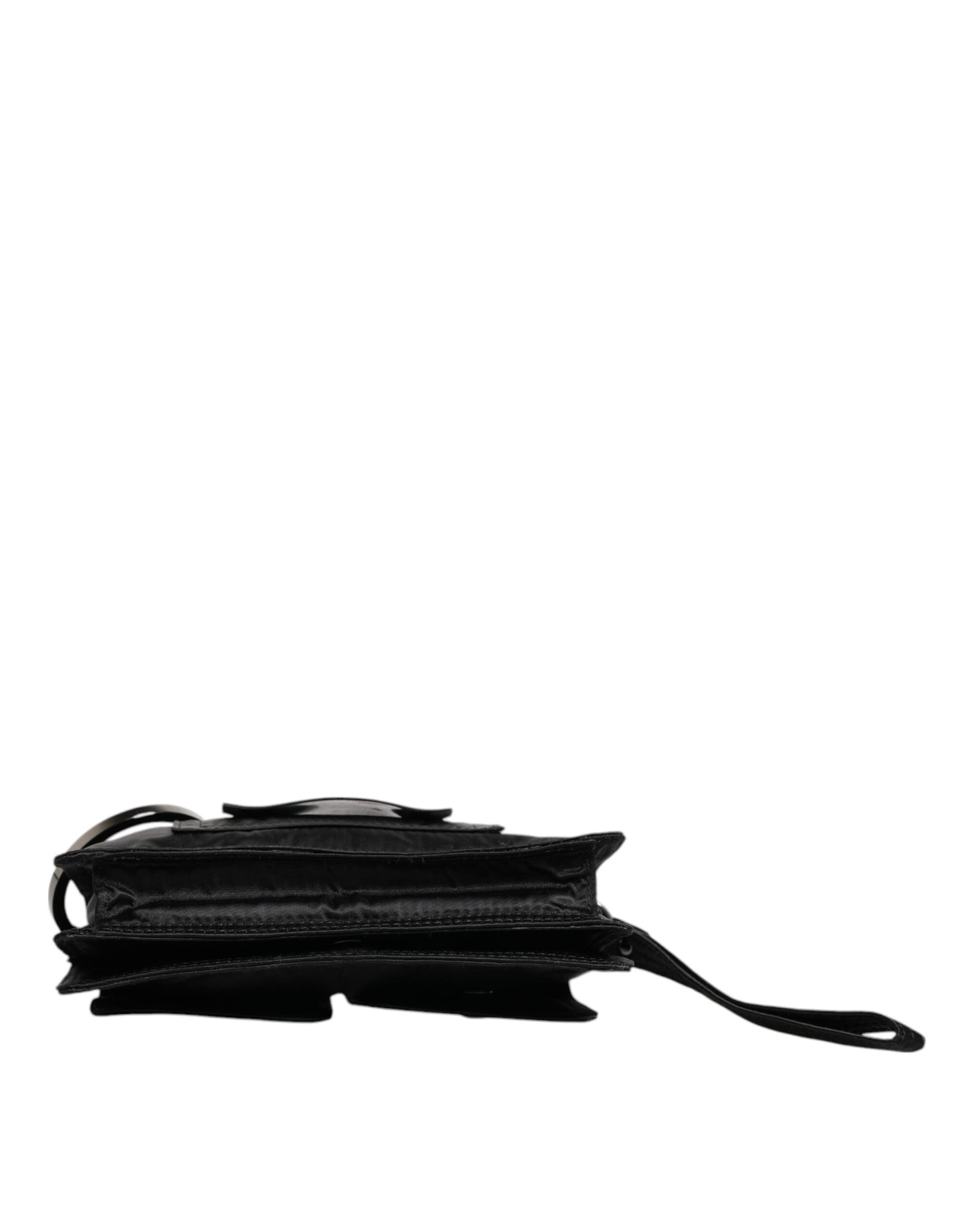 Bolso bandolera de tela negra con logo y dos compartimentos