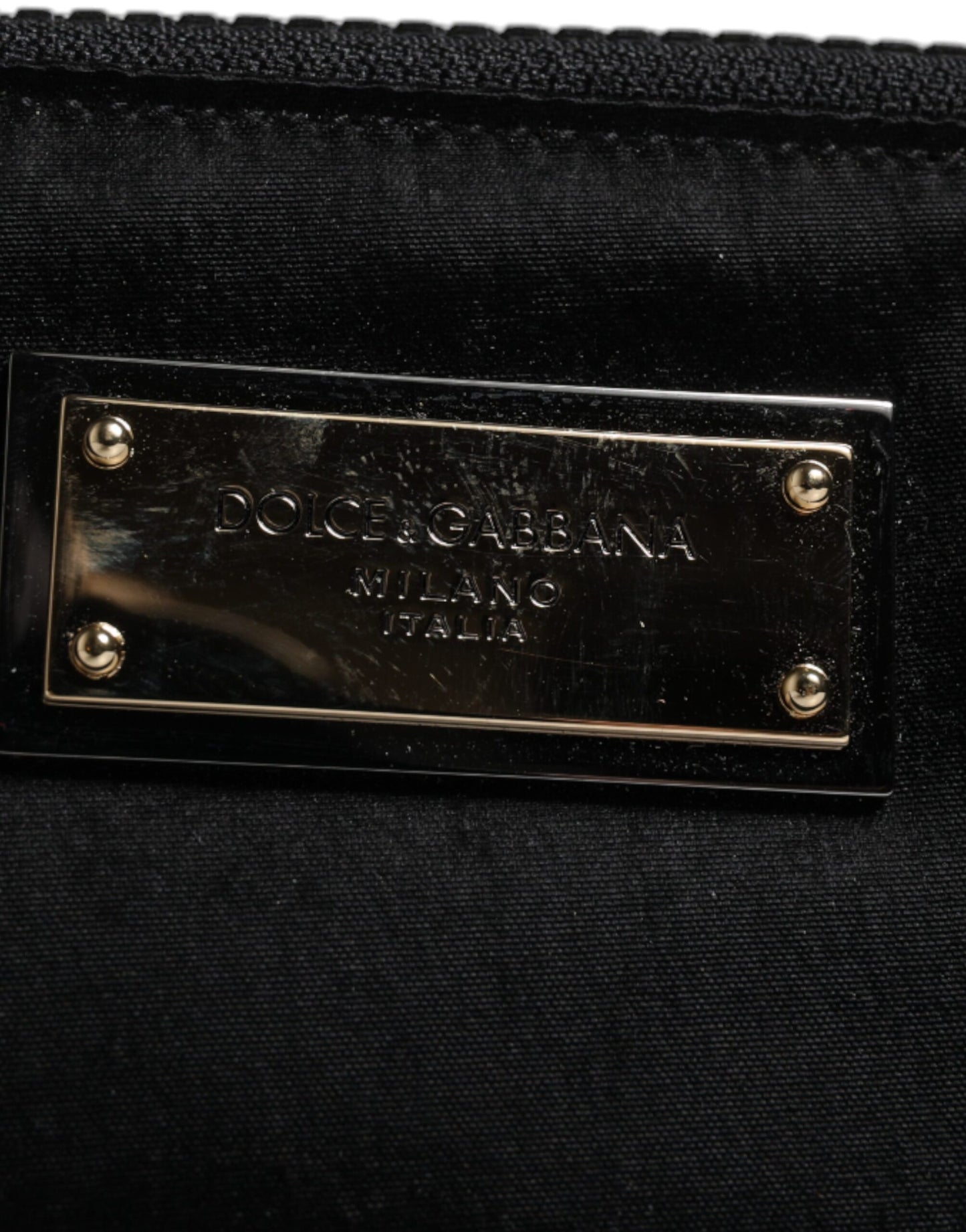 Bolso de mano con llavero y placa de logotipo de nailon negro