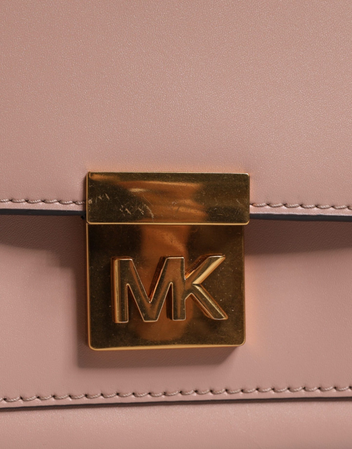Bolso bandolera MINDY de piel rosa con placa del logotipo