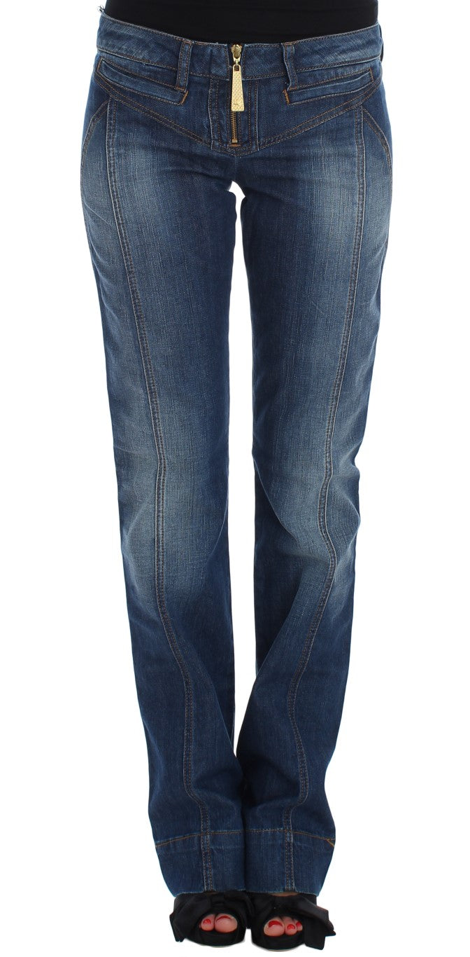 Denim azul lavado con corte de bota elegante