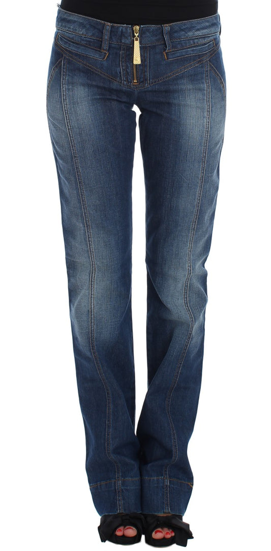 Denim azul lavado con corte de bota elegante
