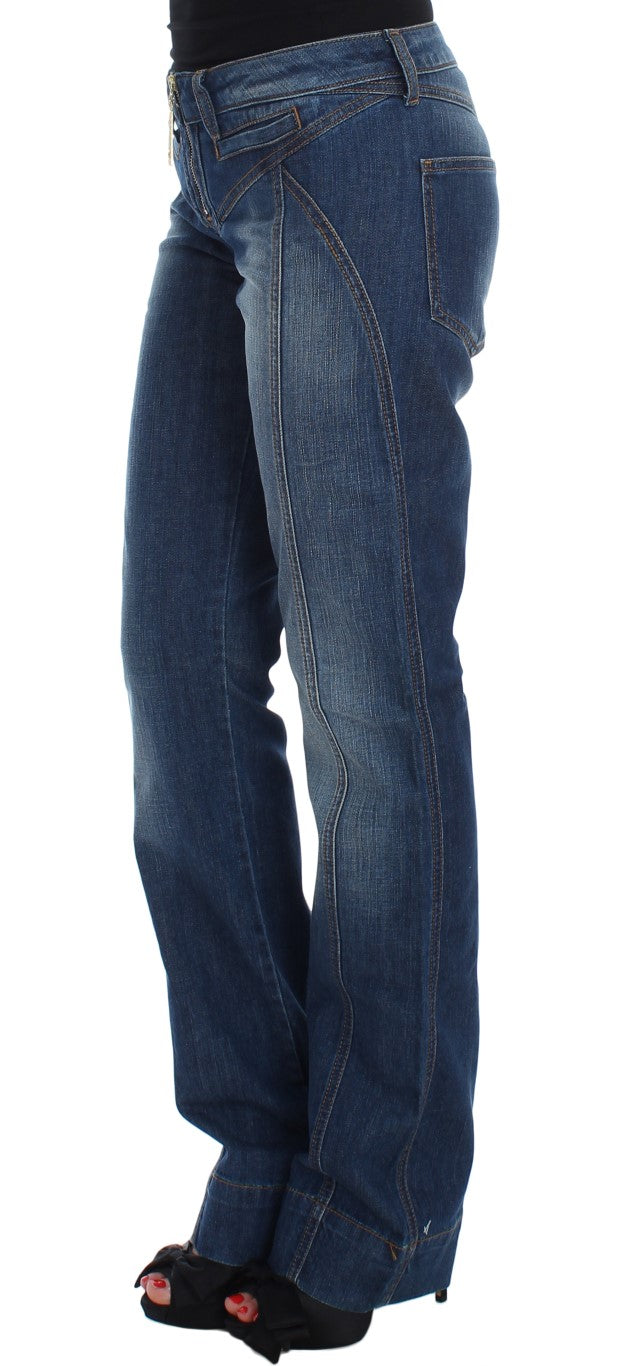 Denim azul lavado con corte de bota elegante