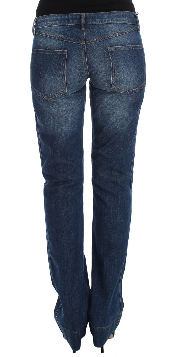 Denim azul lavado con corte de bota elegante