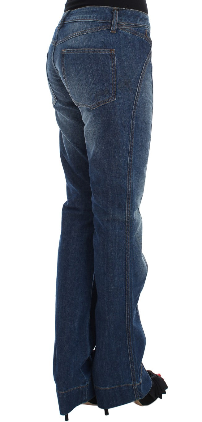 Denim azul lavado con corte de bota elegante
