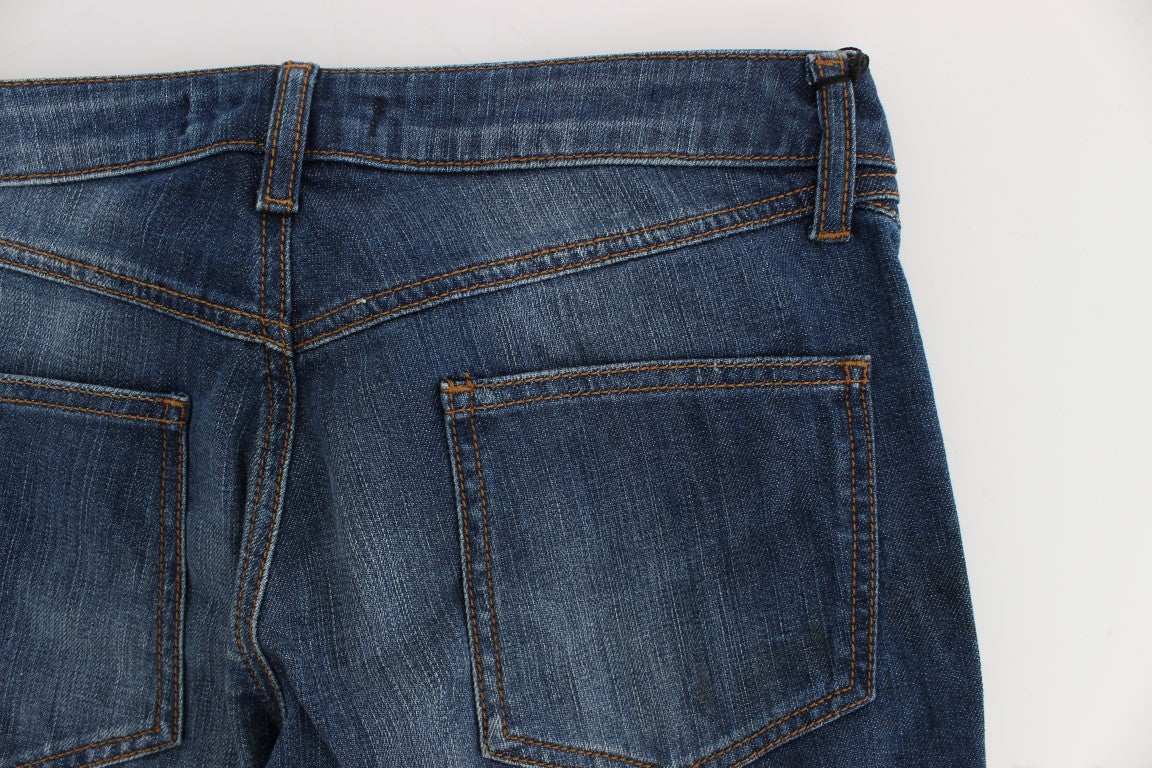 Denim azul lavado con corte de bota elegante