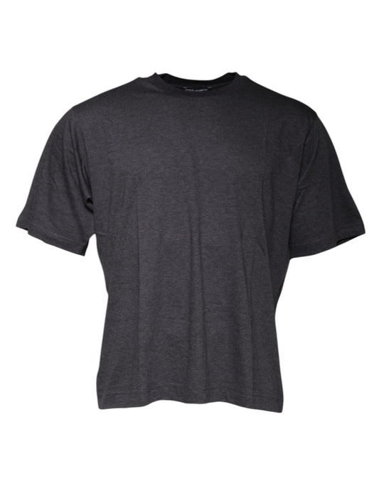Camiseta gris oscuro de cuello redondo y manga corta