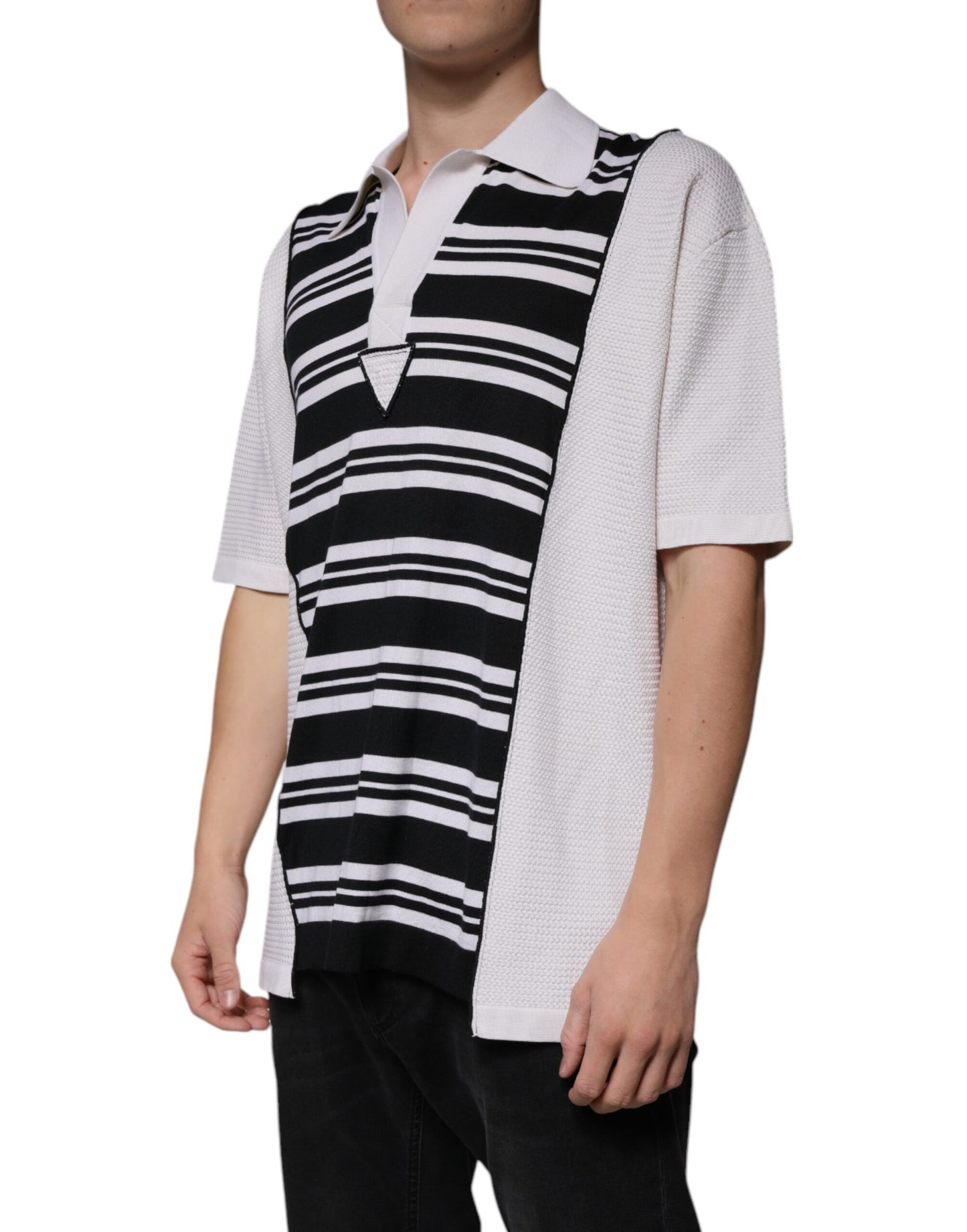 Camiseta polo con cuello de rayas blancas y negras