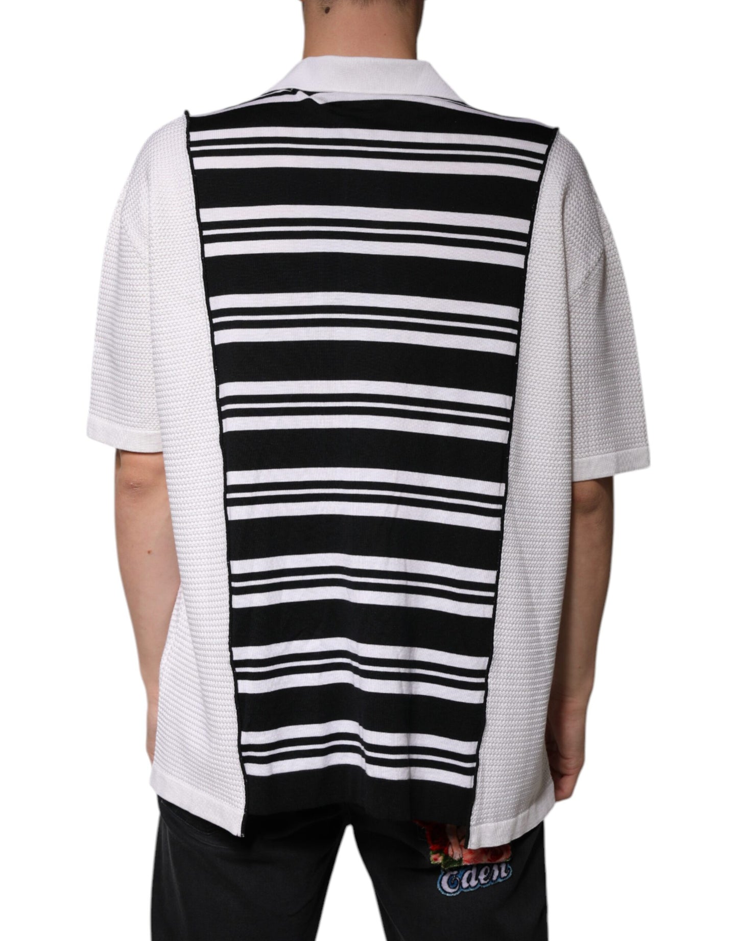 Camiseta polo con cuello de rayas blancas y negras