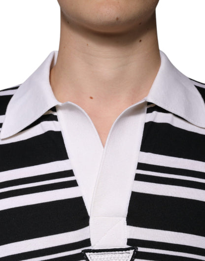 Camiseta polo con cuello de rayas blancas y negras