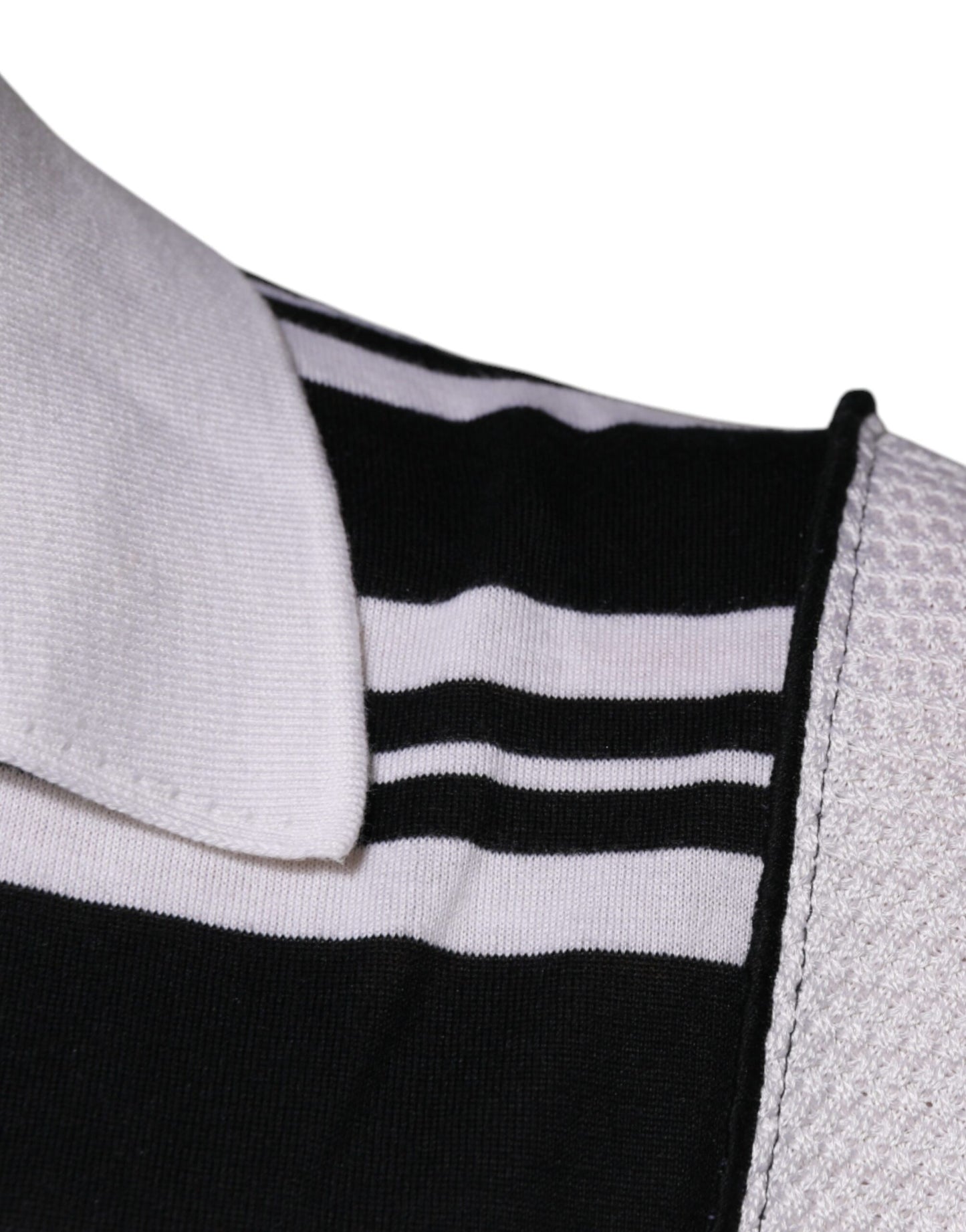 Camiseta polo con cuello de rayas blancas y negras