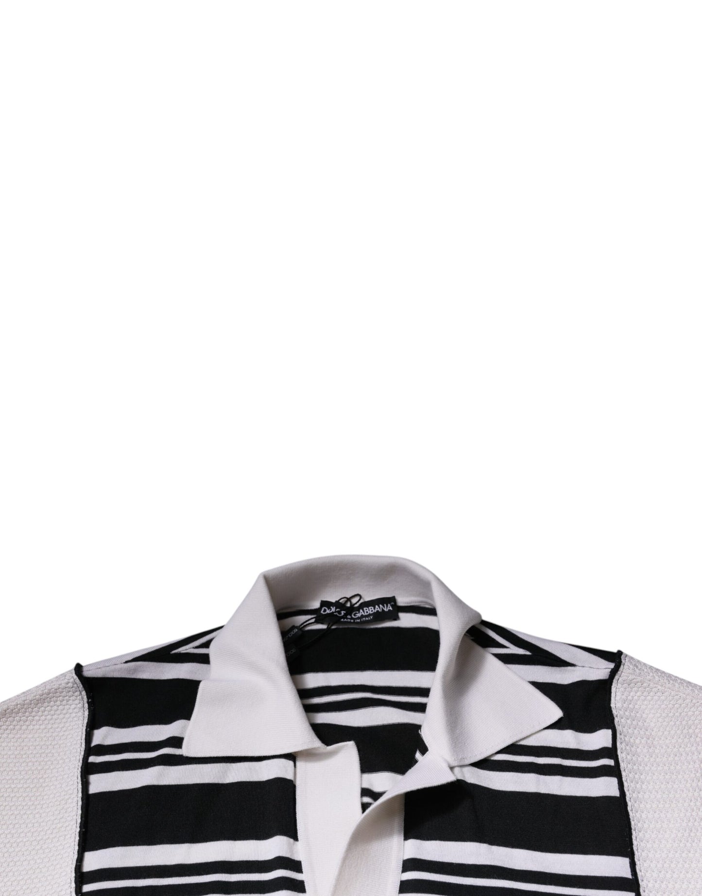 Camiseta polo con cuello de rayas blancas y negras