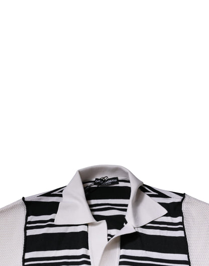 Camiseta polo con cuello de rayas blancas y negras