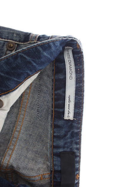 Vaqueros azules de corte acampanado y elegantes