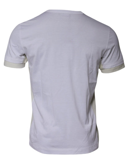 Camiseta blanca de algodón con cuello redondo y manga corta