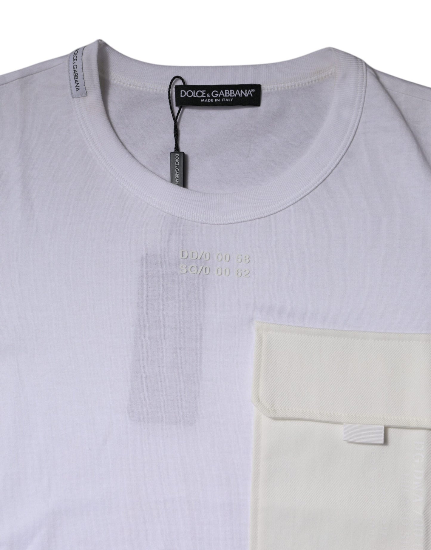 Camiseta blanca de algodón con cuello redondo y manga corta
