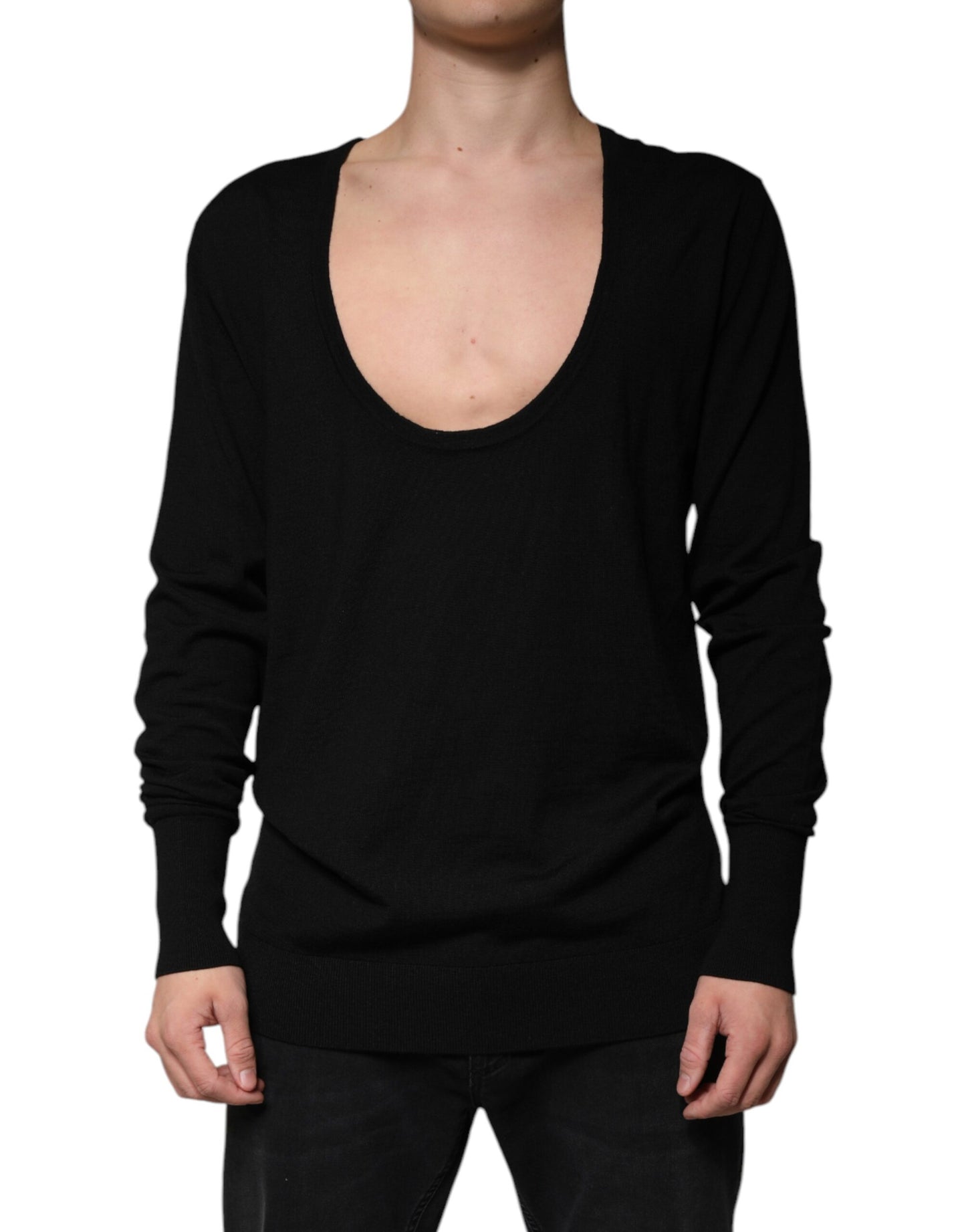 Suéter de cuello redondo de lana negra