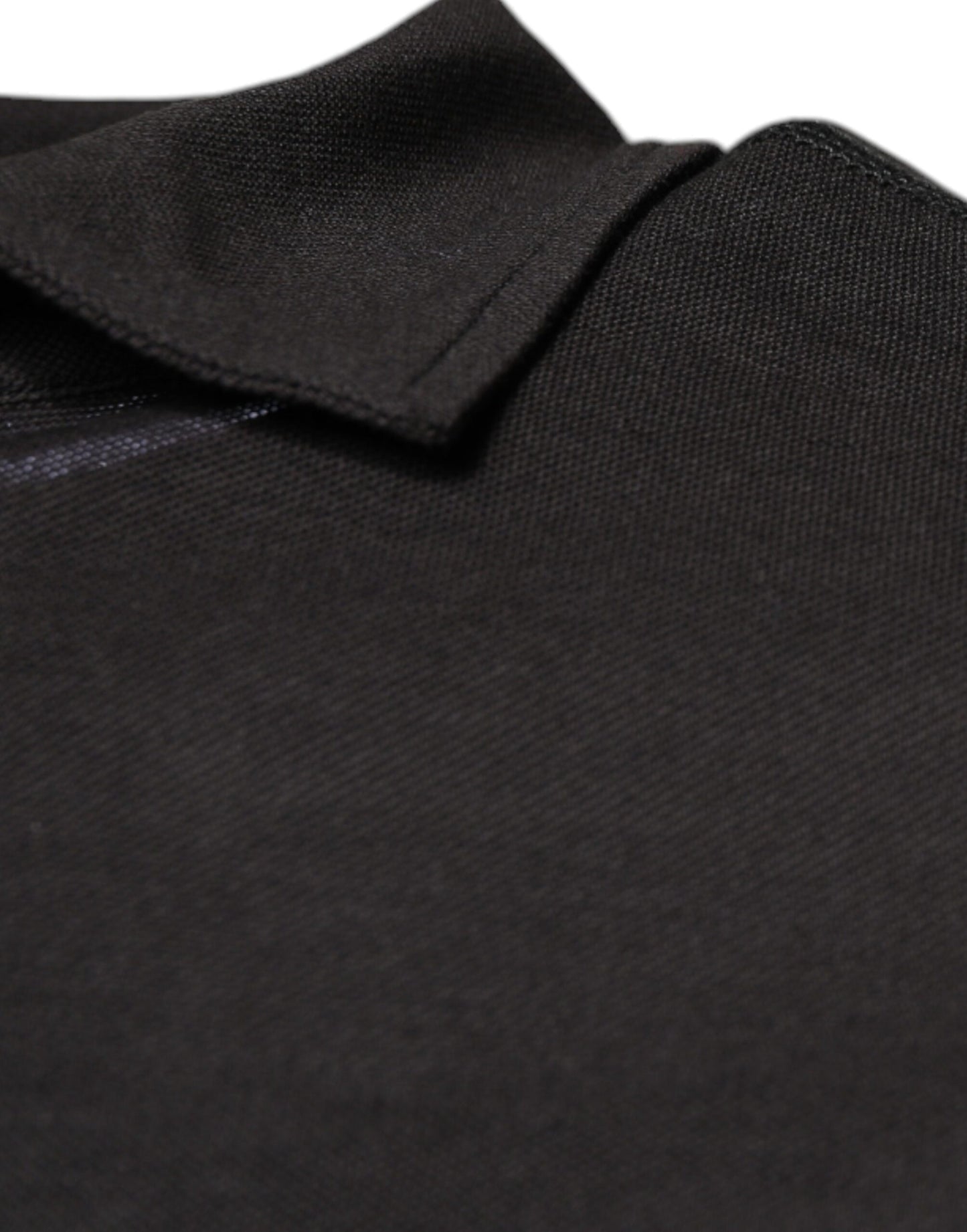 Polo de manga corta con cuello gris oscuro