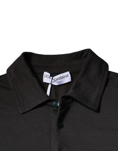 Polo de manga corta con cuello gris oscuro