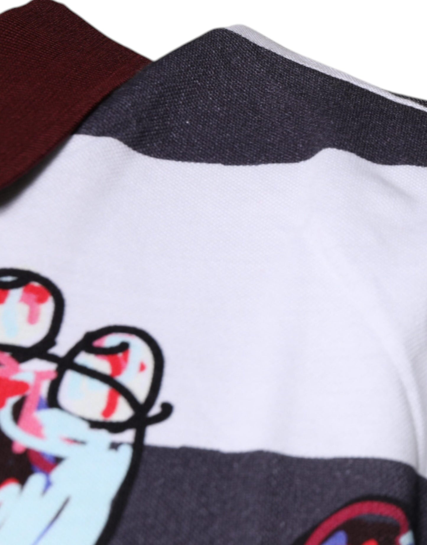 Camiseta polo con cuello gráfico multicolor