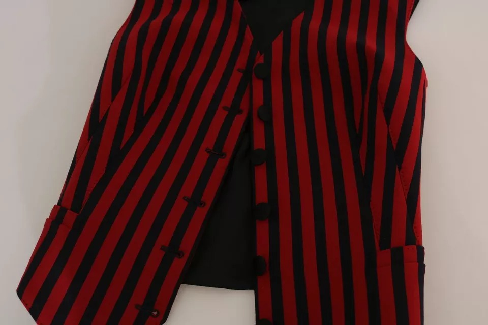 Chaleco de rayas rojas y negras, blusa y top