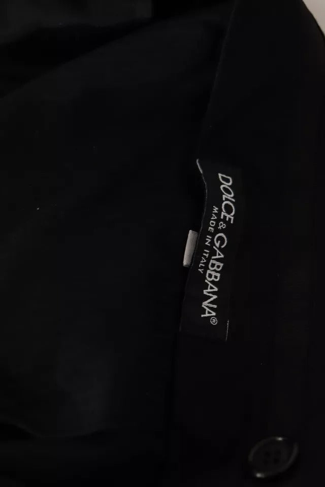Vestido negro formal con pantalones ajustados