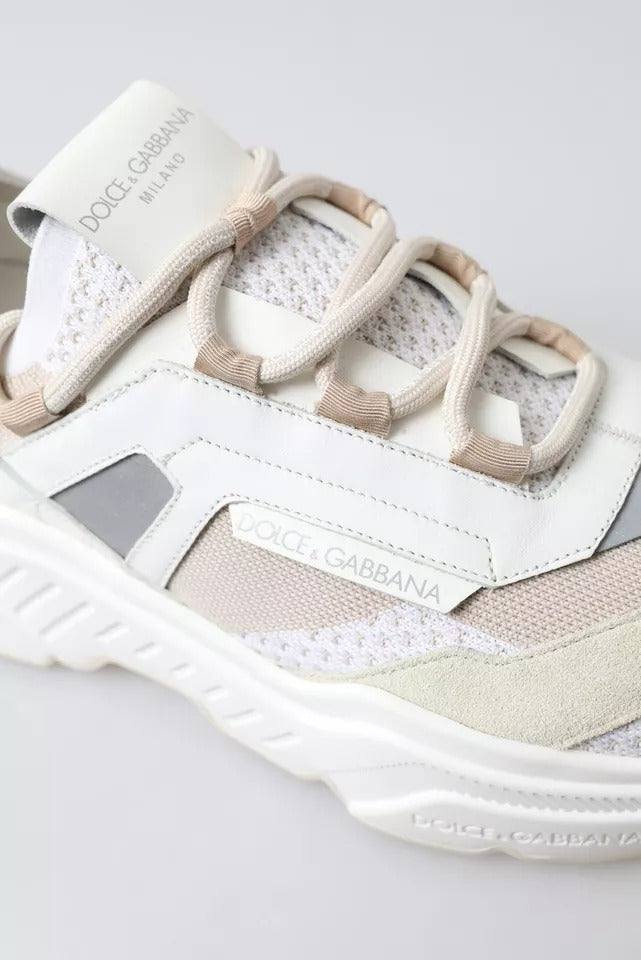 Zapatillas deportivas Daymaster de piel color blanco y beige.