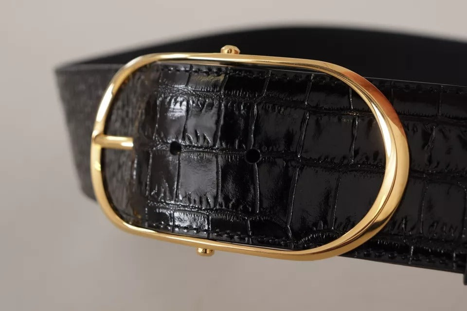 Cinturón ancho de piel repujada negra con hebilla de metal dorado