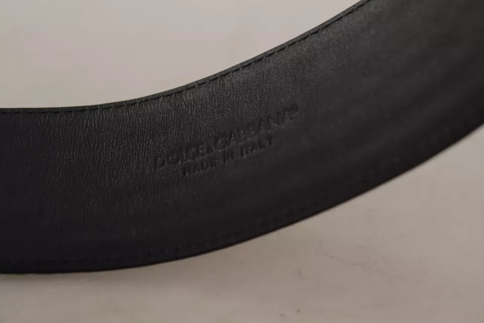 Cinturón ancho de piel repujada negra con hebilla de metal dorado