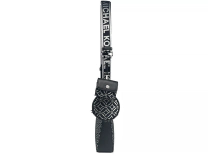 Bolso bandolera con accesorio tecnológico, color negro