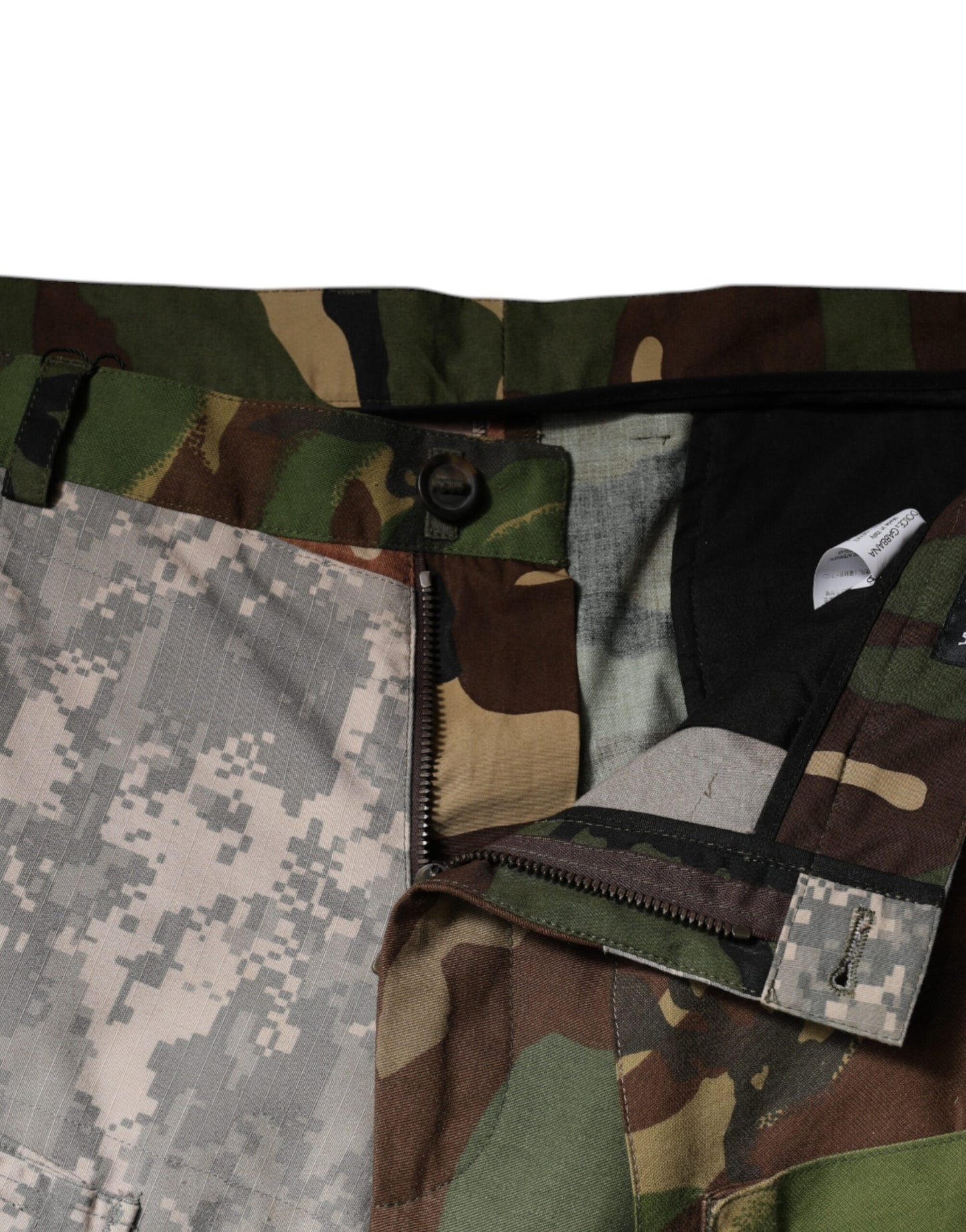 Pantalones cargo de camuflaje con parches multicolores