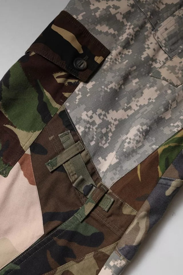 Pantalones cargo de camuflaje con parches multicolores