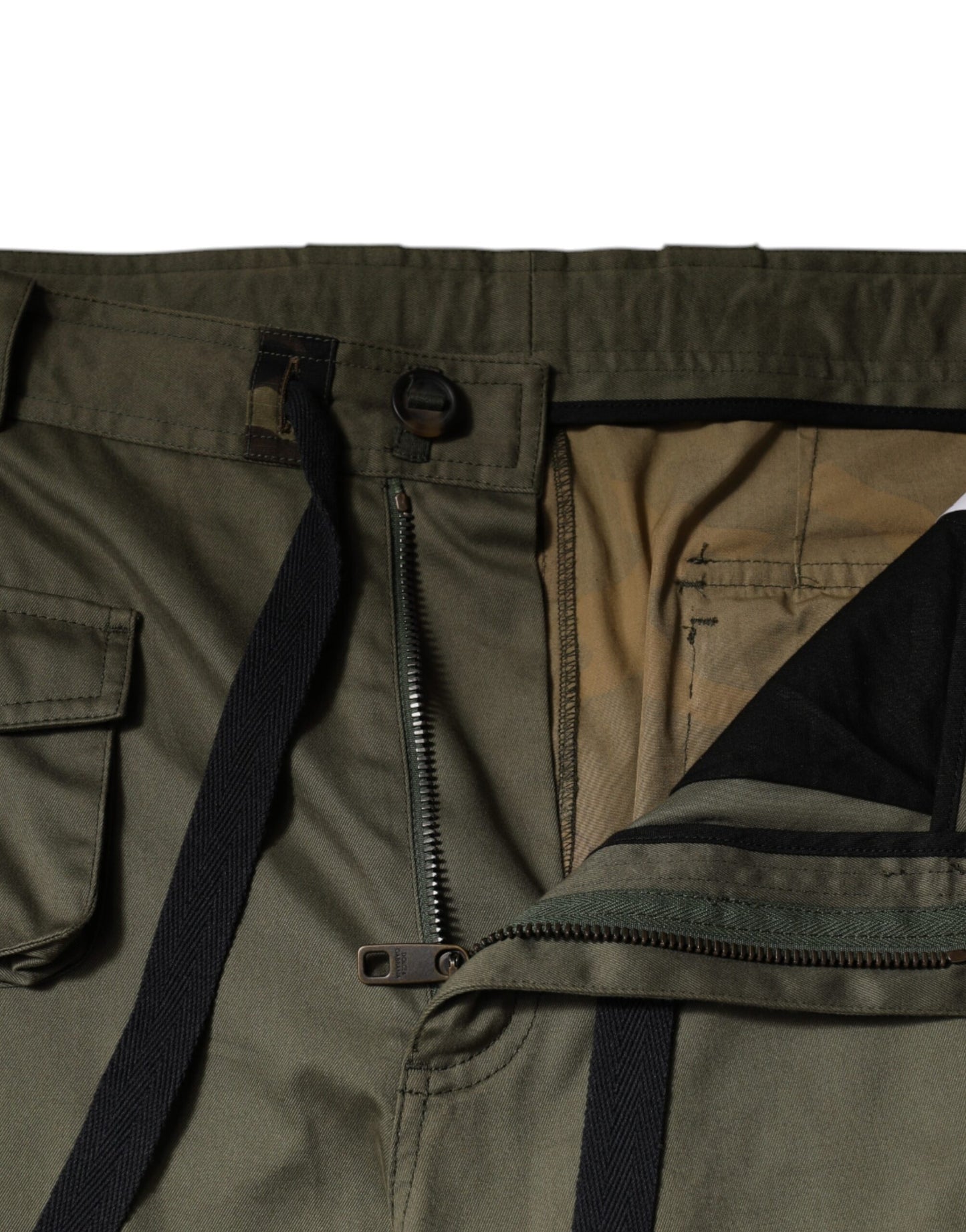 Pantalones cargo de camuflaje con parches multicolores