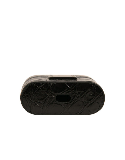 Estuche para AirPods con placa metálica de cuero negro y logotipo