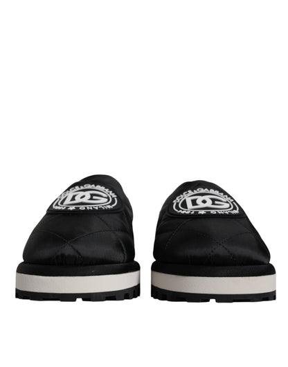 Sandalias tipo chanclas de nailon negro acolchado con parche del logotipo