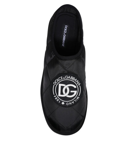 Sandalias tipo chanclas de nailon negro acolchado con parche del logotipo