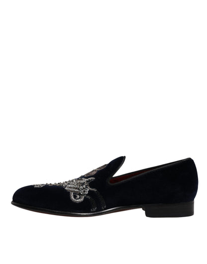 Mocasines de terciopelo negro con diseño floral y diseño de pistola
