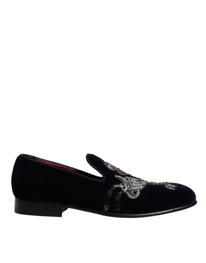Mocasines de terciopelo negro con diseño floral y diseño de pistola