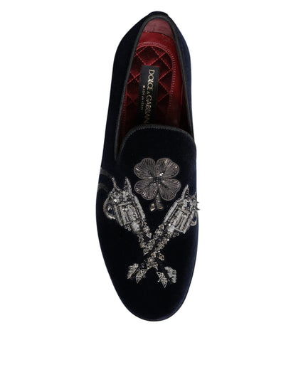 Mocasines de terciopelo negro con diseño floral y diseño de pistola