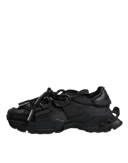Zapatillas deportivas negras de caña baja con cordones